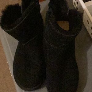 Kookaburra black suede short boots by Ugg